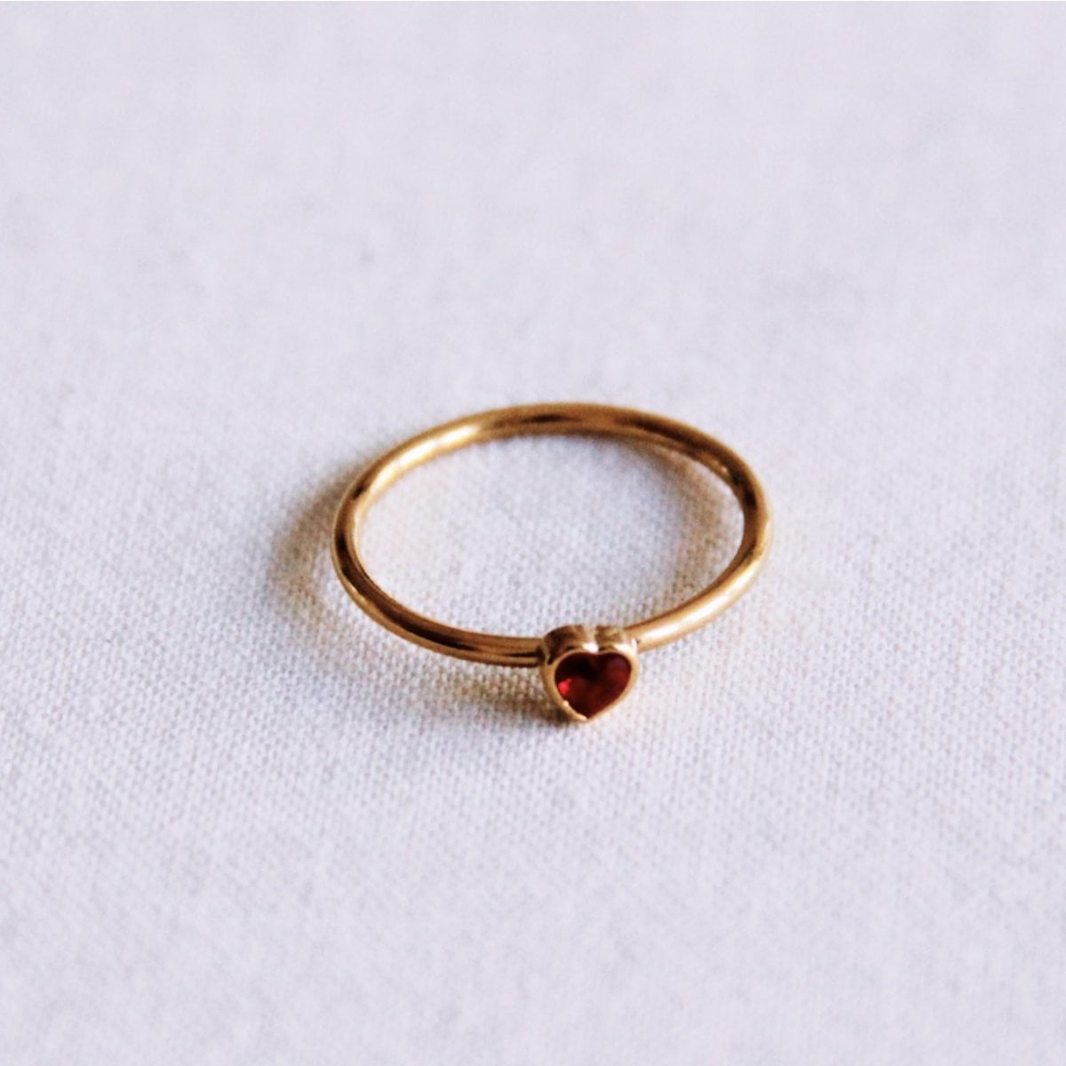 Minimalistische ring met kristallen hart - rood - Selva & Co