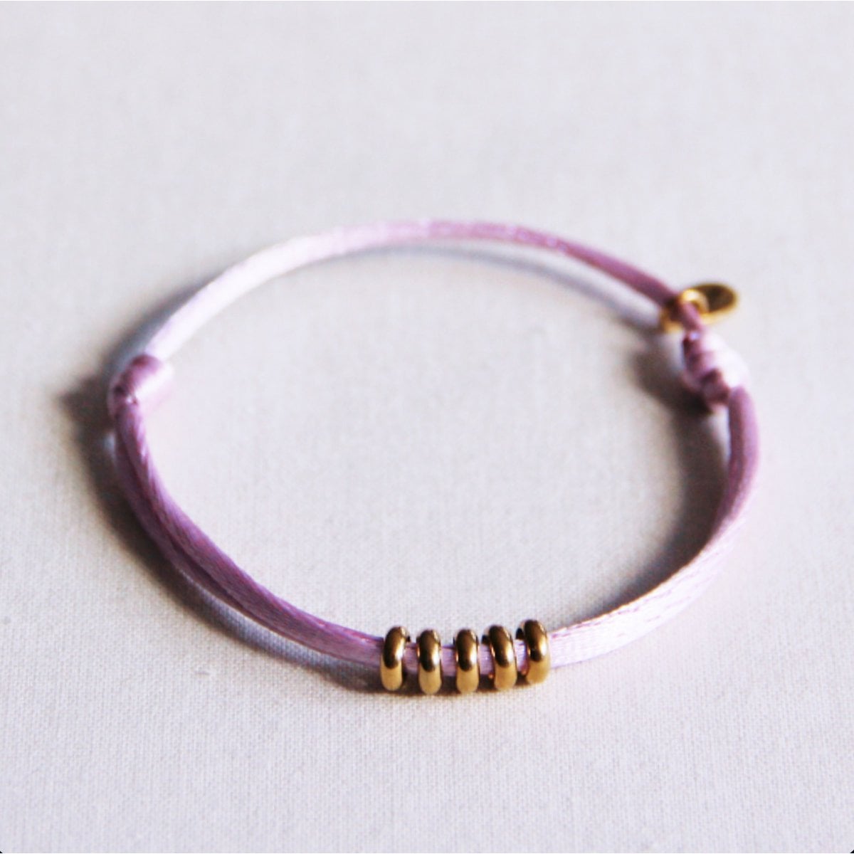 Satijnen armband met ringen – lila/goud - Selva & Co