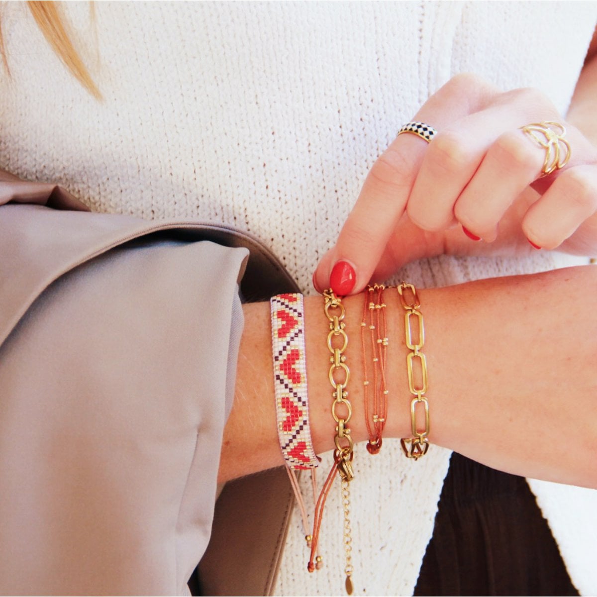 Red and brown Miyuki armband with heart pattern from Bazou, featuring intricate beadwork and a stylish, handcrafted design.