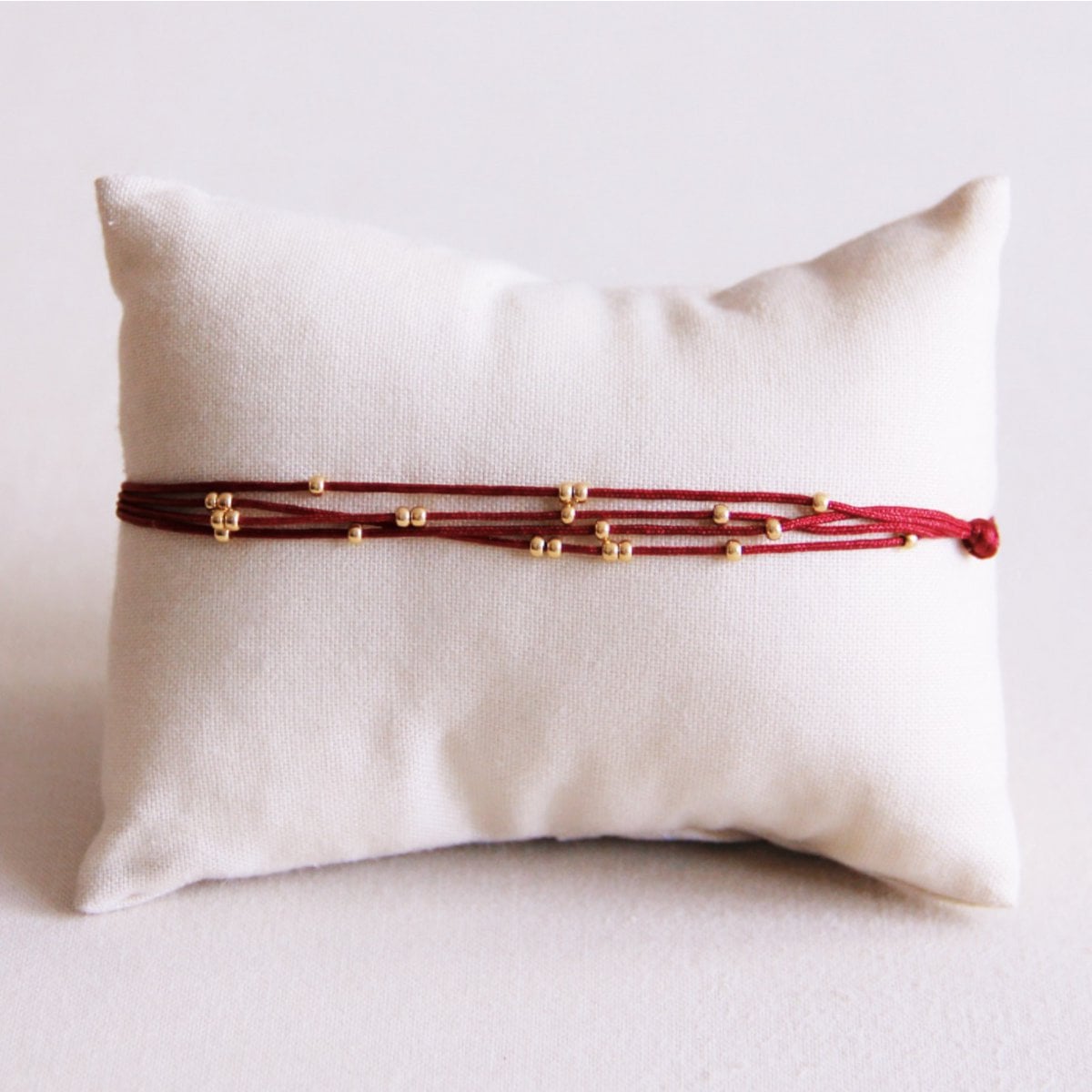 Viervuldige satijnen armband met kralen - bordeaux - Selva & Co