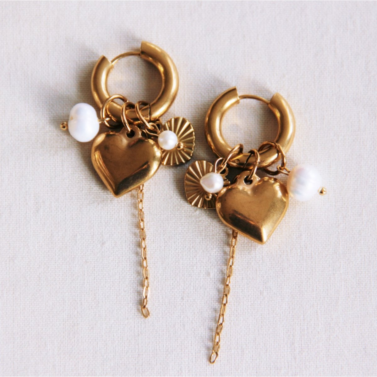 RVS brede oorbel met hartjes, parels en ketting - goud - Selva & Co