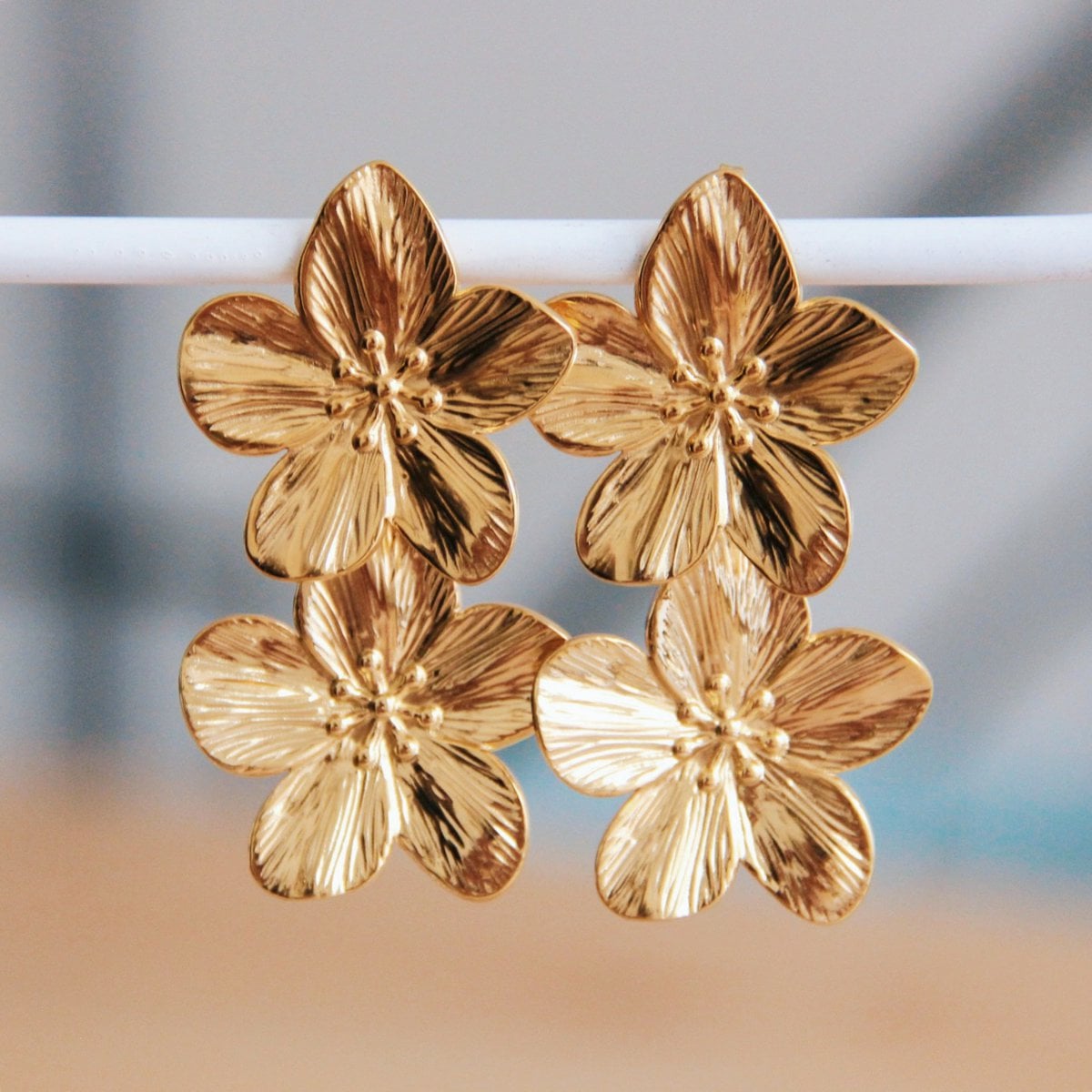 Stainless steel statement earring 2 flowers - gold - Selva & Co