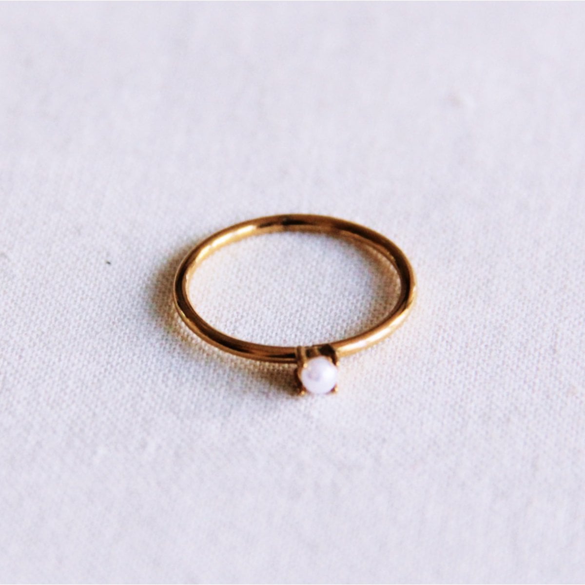 Minimalistische ring met mini-parel - goud - Selva & Co