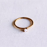 Minimalistische ring met mini-parel - goud - Selva & Co