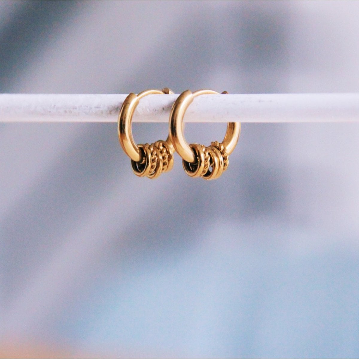 RVS-hoepels met gedraaide ringen - goud - Selva & Co