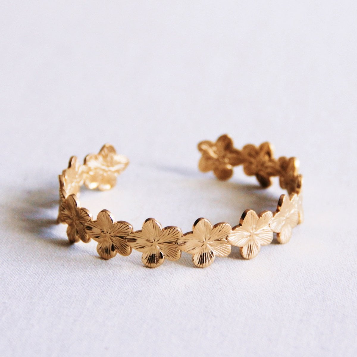 Bangle bloemen - goud - Selva & Co