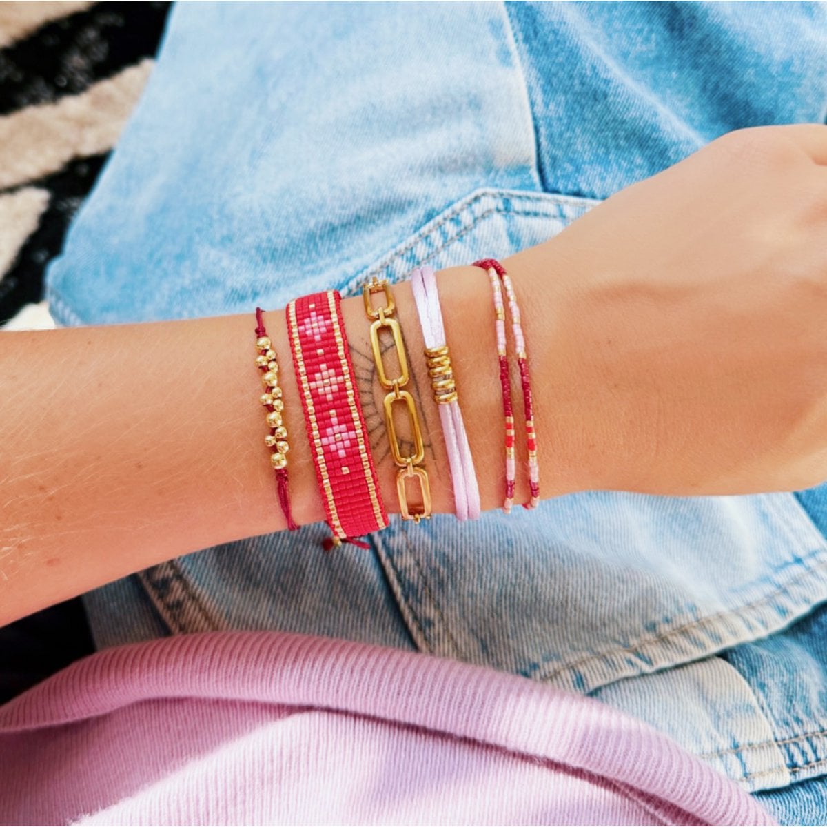 Satijnen armband met goudkleurige kralen - bordeaux - Selva & Co