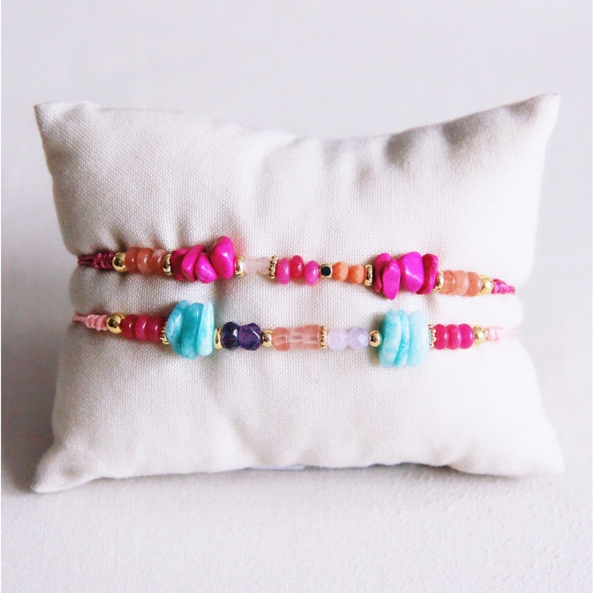 Satijnen armband met edelstenen, steentjes en goudkleurige details - lichtroze/mint - Selva & Co