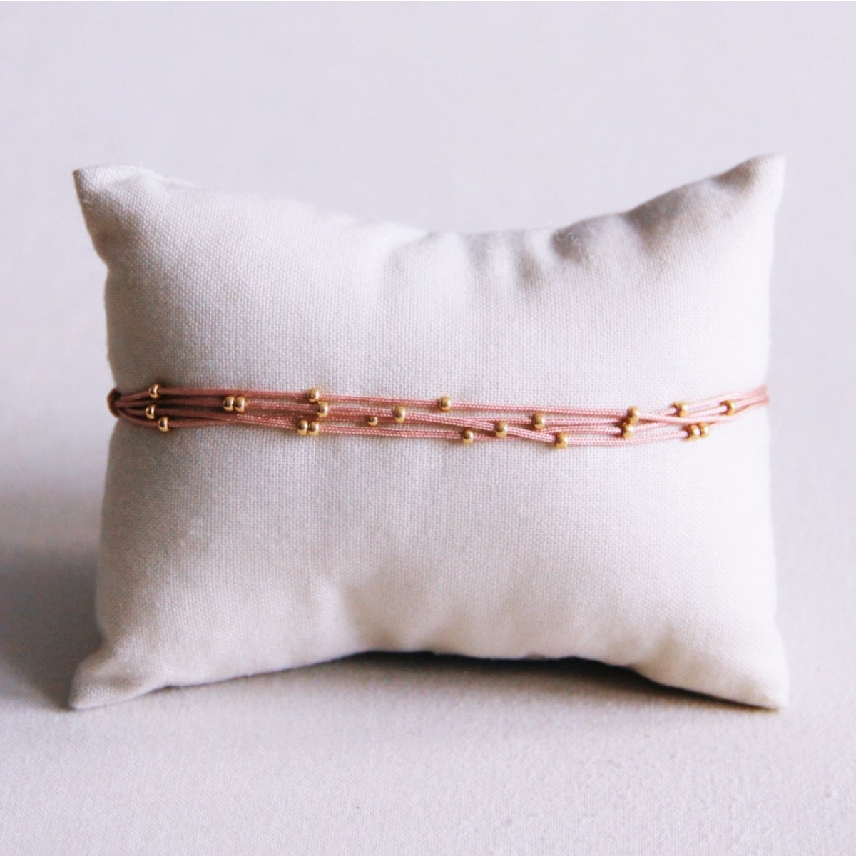 Vierzijdig satijnen armband met kraaltjes - oudroze - Selva & Co