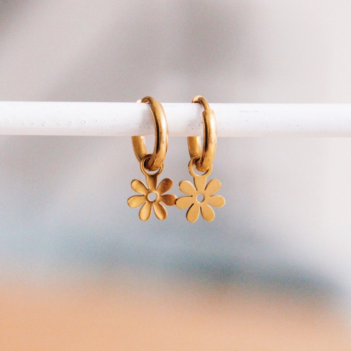 Stainless steel hoop earrings with daisy flower - gold - Selva & Co