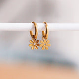 Stainless steel hoop earrings with daisy flower - gold - Selva & Co