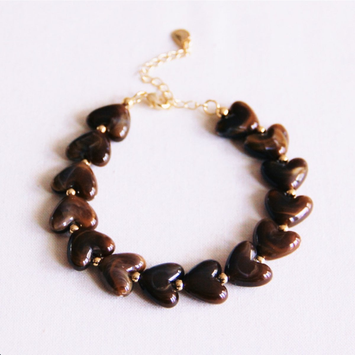 Armband met kralen van hartvormige hars XL - bruin - Selva & Co
