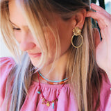 Ovale statement oorringen met bloem - goud - Selva & Co