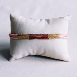 Bazou Viervoudige Miyuki armband in bordeaux, naakt en goudkleurige beads, showing intricate woven design and mixed colors.