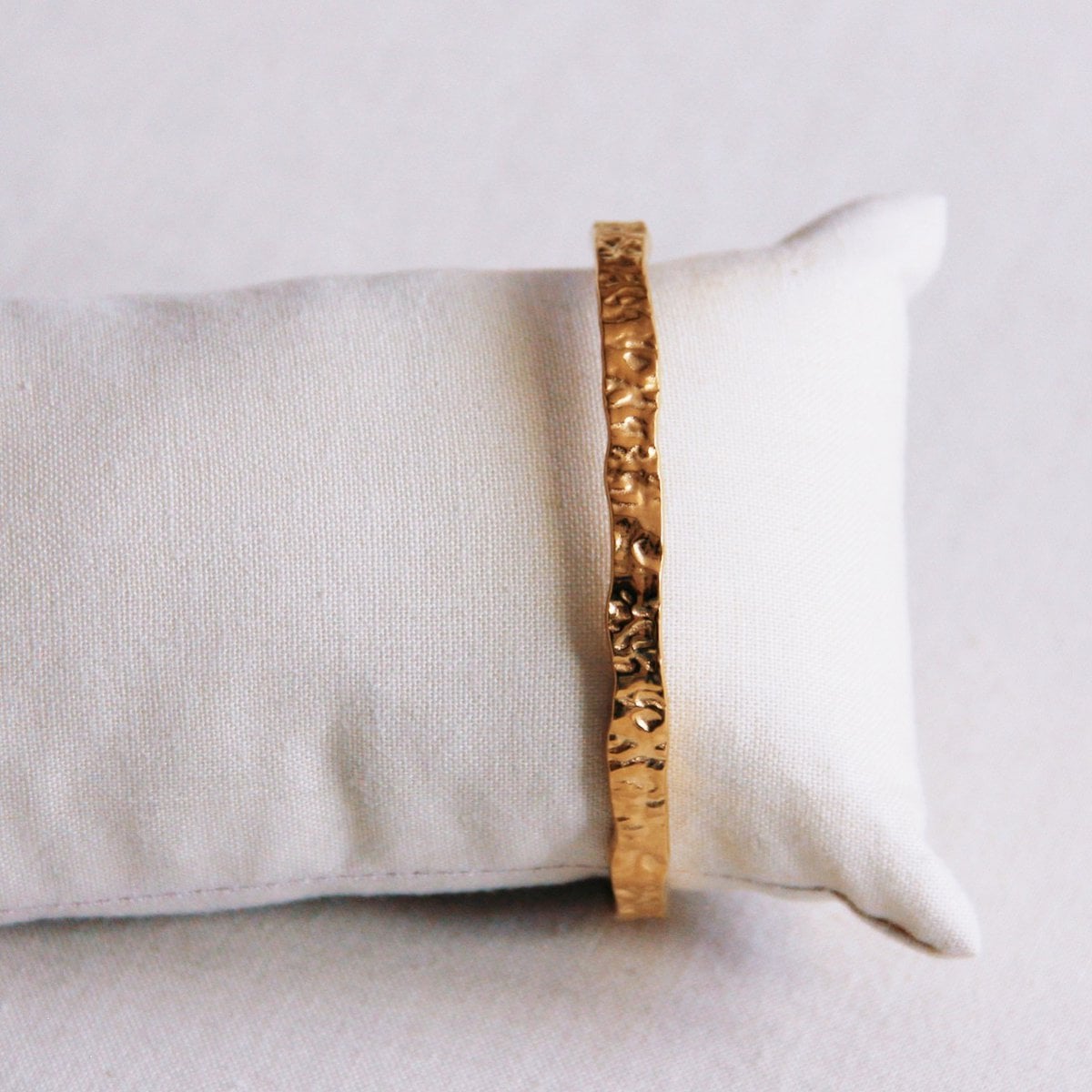 Bangle gedeukt - goud - Selva & Co
