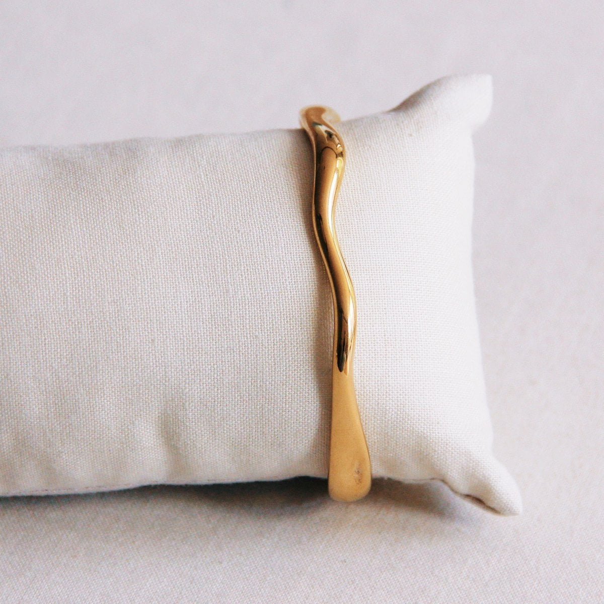 Bangle wave small - gold - Selva & Co