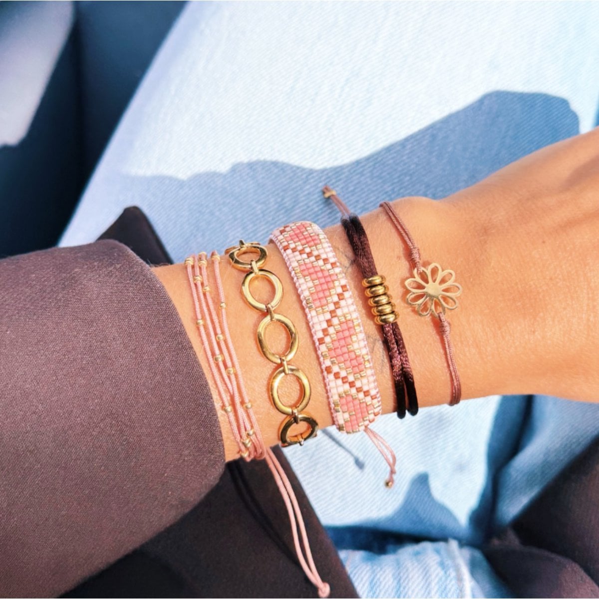 Satijnen armband met ringen – donkerbruin/goud - Selva & Co