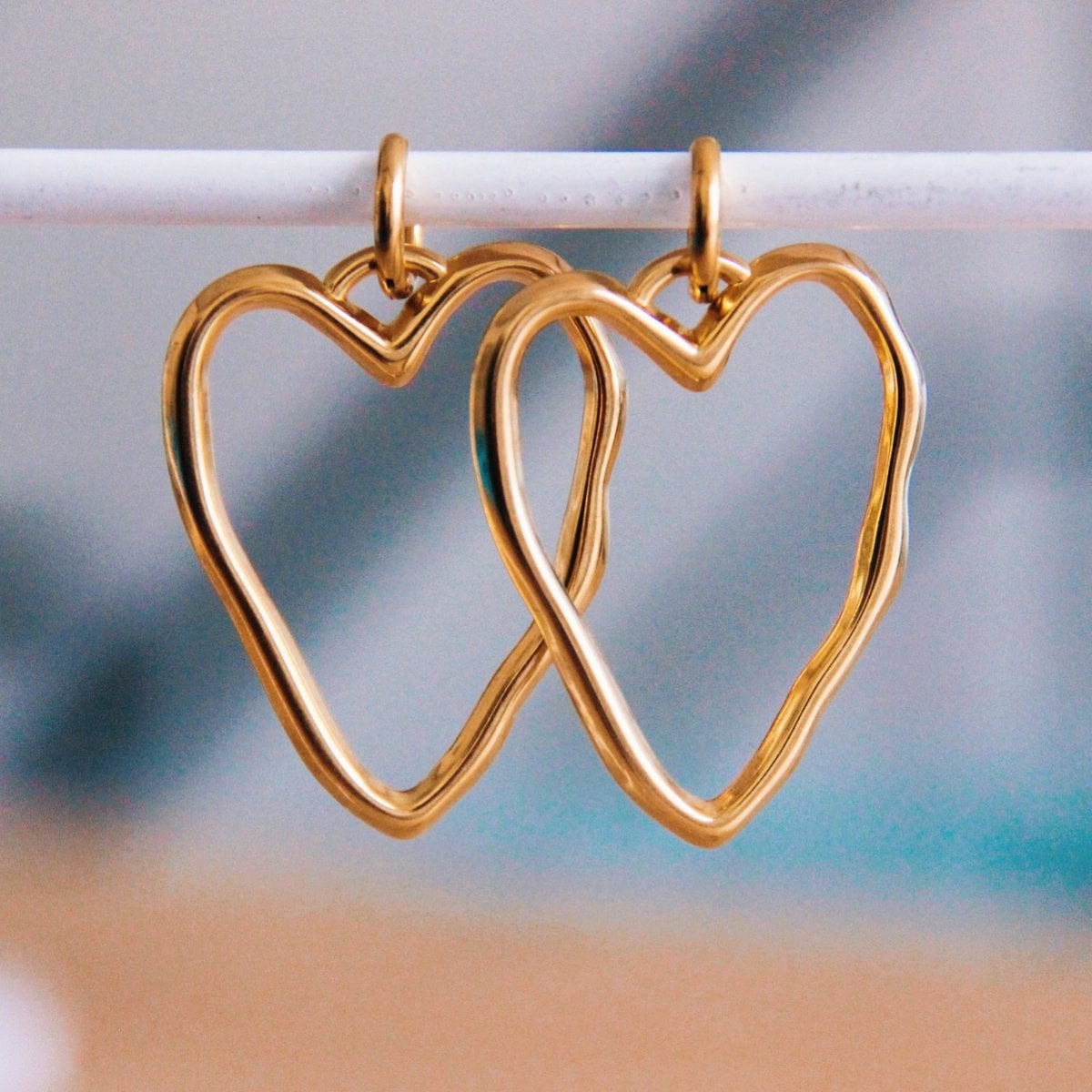 RVS-oorbel met XL open hart – goud - Selva & Co