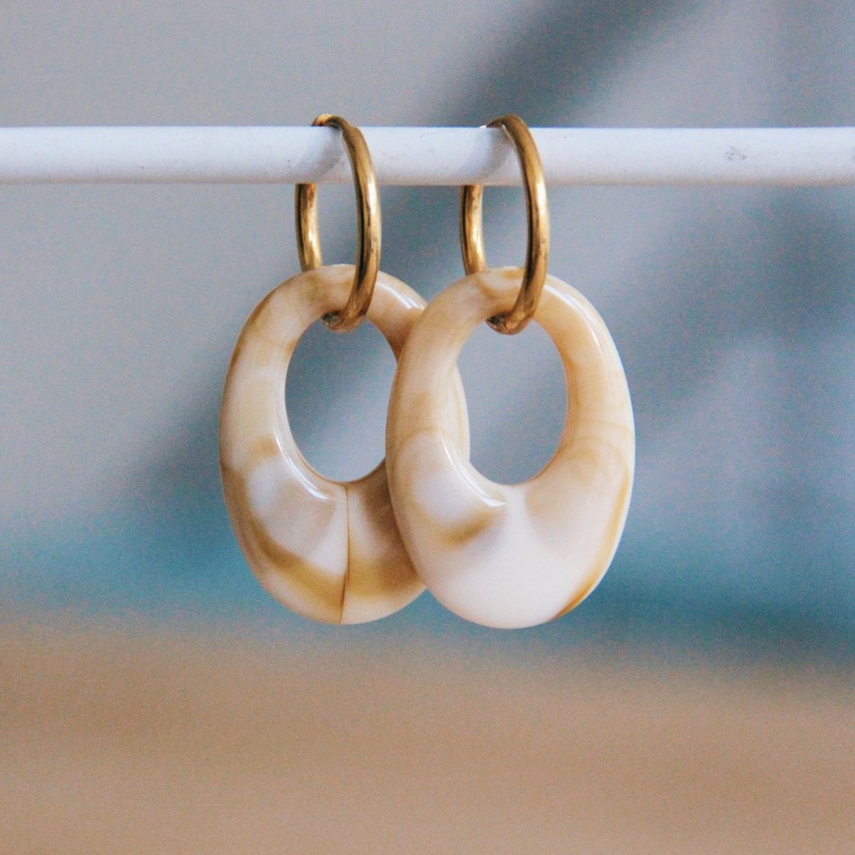 Stainless steel earring with resin drop – mixed/gold - Selva & Co