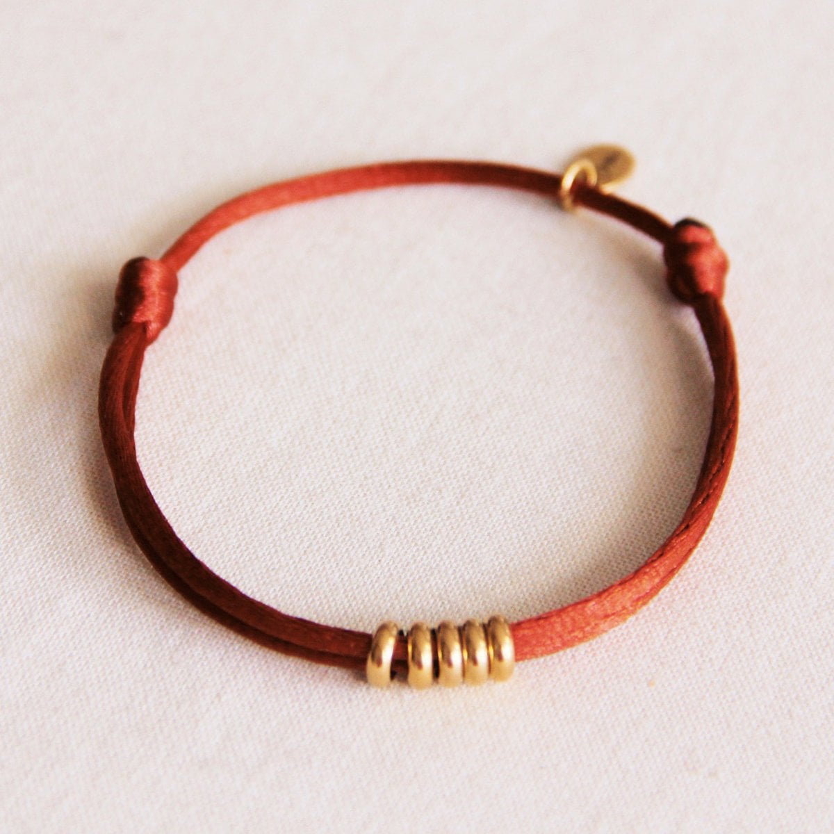 Satijnen armband met ringen – cognac/goud - Selva & Co