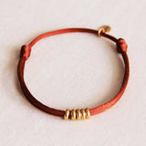 Satijnen armband met ringen – cognac/goud - Selva & Co