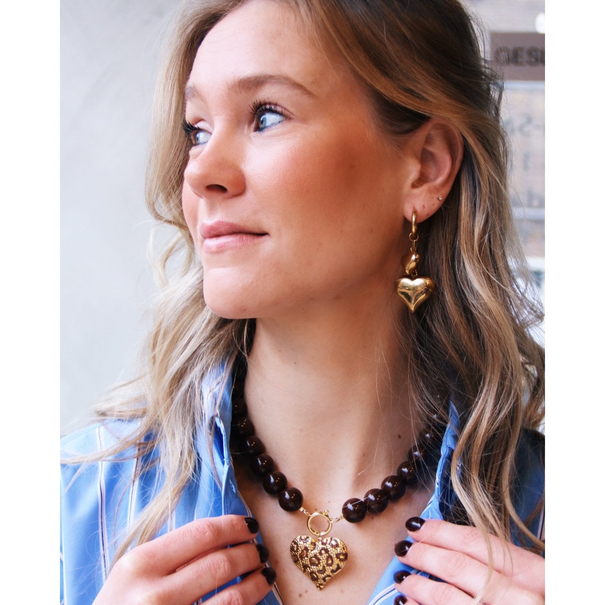 Brede oorringen van roestvrij staal met ketting en hartjes - goud - Selva & Co