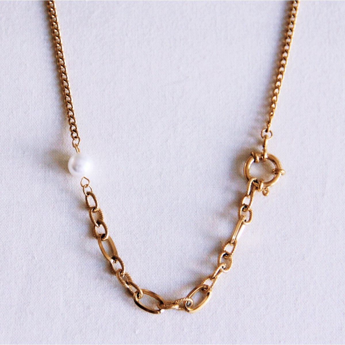 Schakelketting met ronde sluiting, parel en versierde schakels - Selva & Co