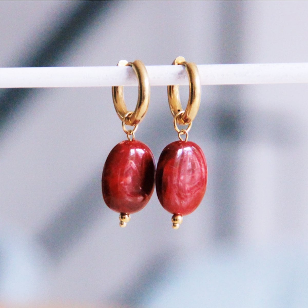 Wide hoop with oval resin pendant - bordeaux - Selva & Co