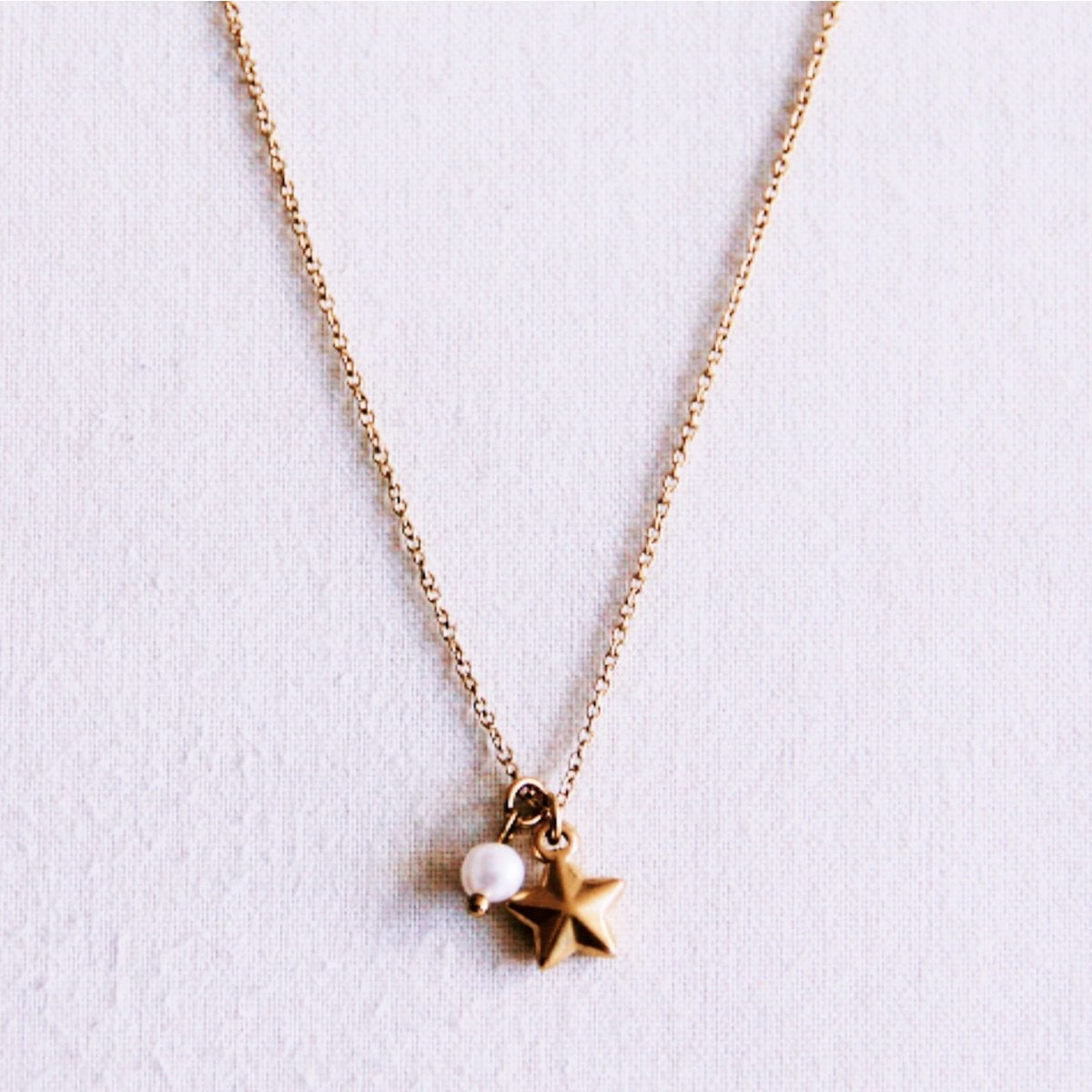 Fijn kettinkje met ster en mini parel - goud/wit - Selva & Co