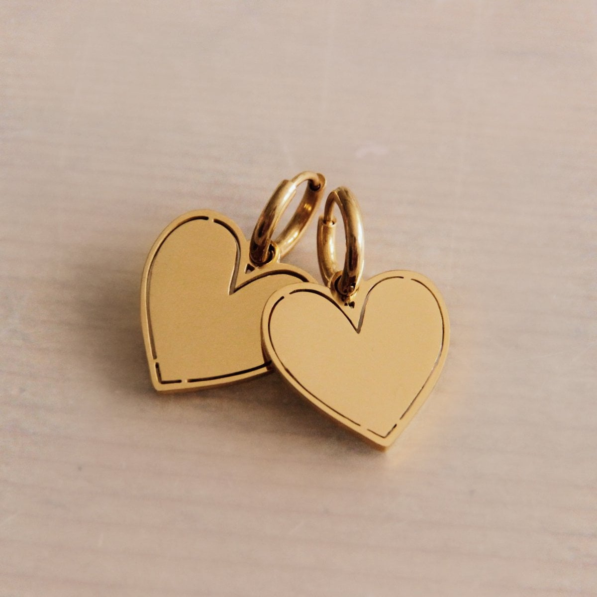 Stainless steel earrings with closed heart - gold - Selva & Co