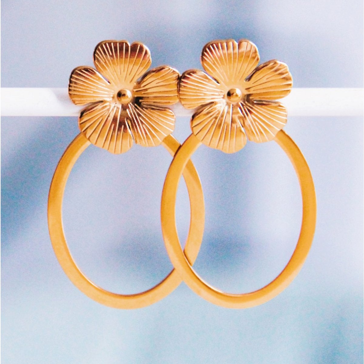 Ovale statement oorringen met bloem - goud - Selva & Co