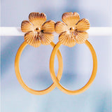 Ovale statement oorringen met bloem - goud - Selva & Co