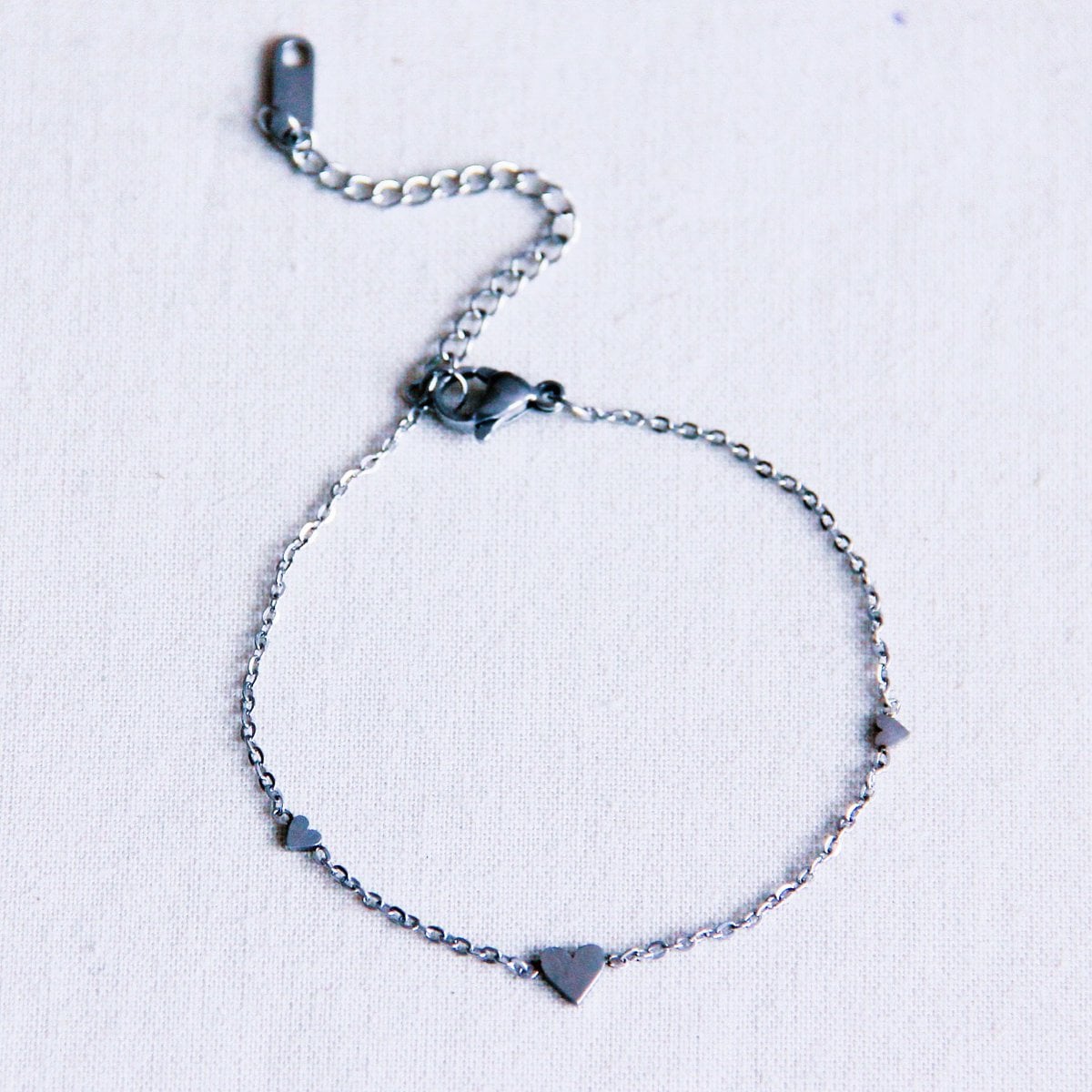 Stainless steel fine bracelet with 3 mini hearts – silver - Selva & Co