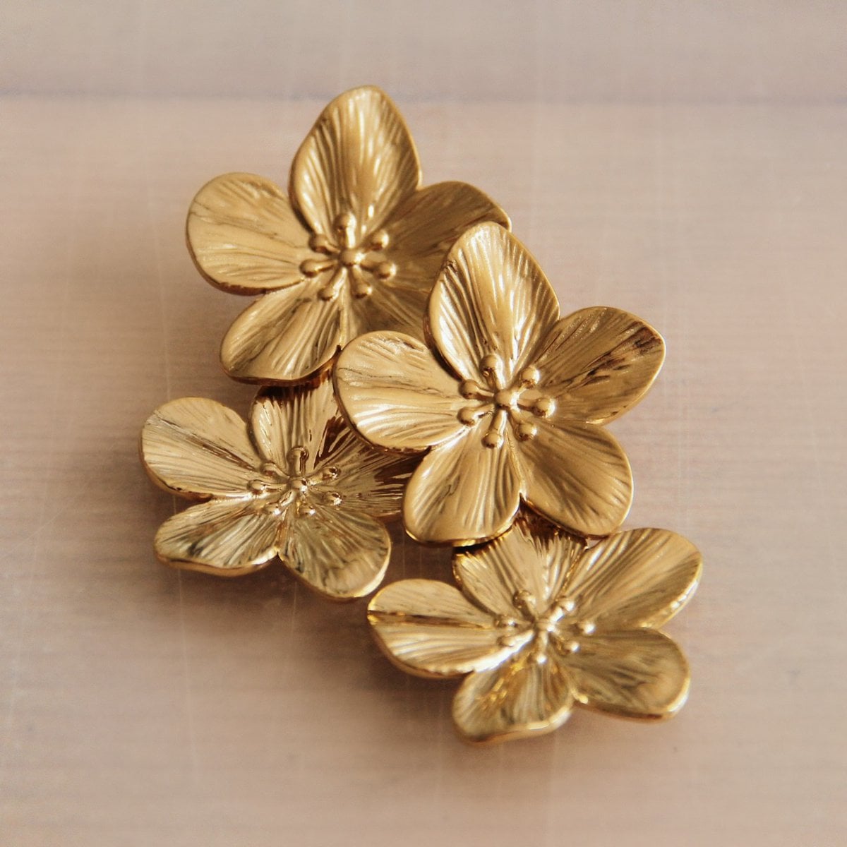 Stainless steel statement earring 2 flowers - gold - Selva & Co
