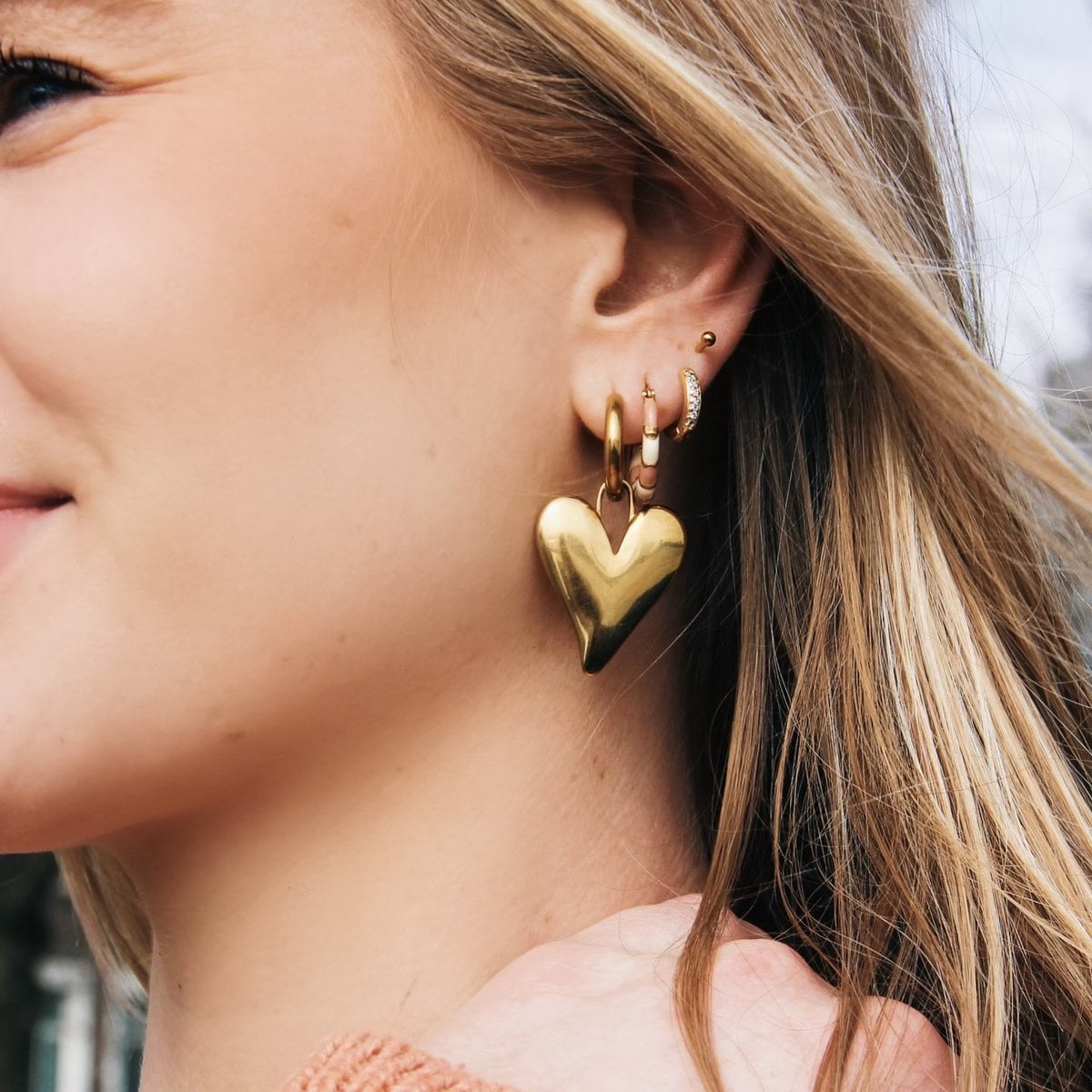 RVS brede oorring met XL gesloten hart - goud - Selva & Co