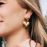 RVS brede oorring met XL gesloten hart - goud - Selva & Co