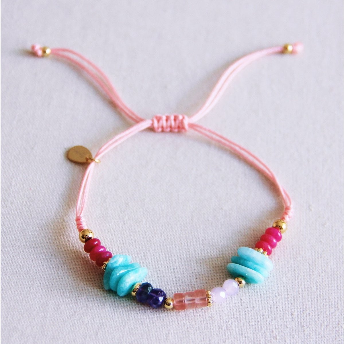 Satijnen armband met edelstenen, steentjes en goudkleurige details - lichtroze/mint - Selva & Co