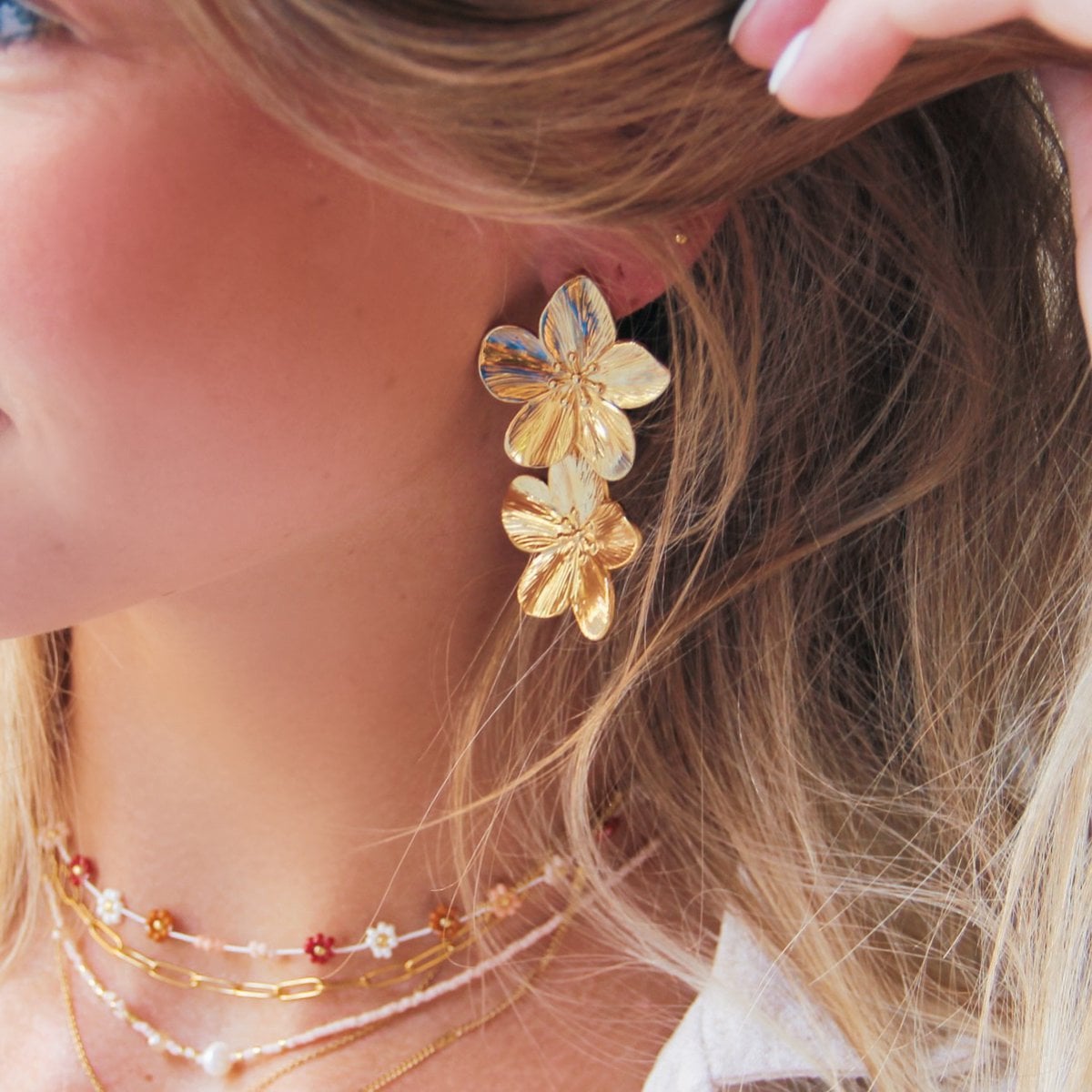Stainless steel statement earring 2 flowers - gold - Selva & Co