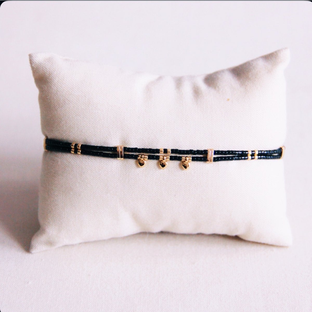 Dubbele Miyuki-armband met 3 mini hartjes - zwart - Selva & Co