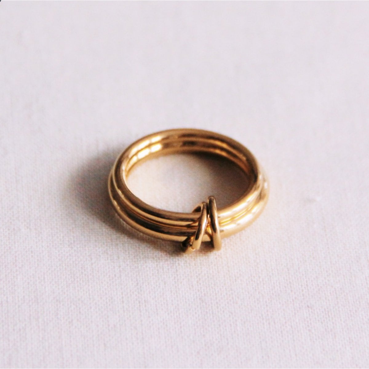 Dubbele ring verbonden met ringen - goud - Selva & Co