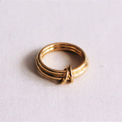 Dubbele ring verbonden met ringen - goud - Selva & Co
