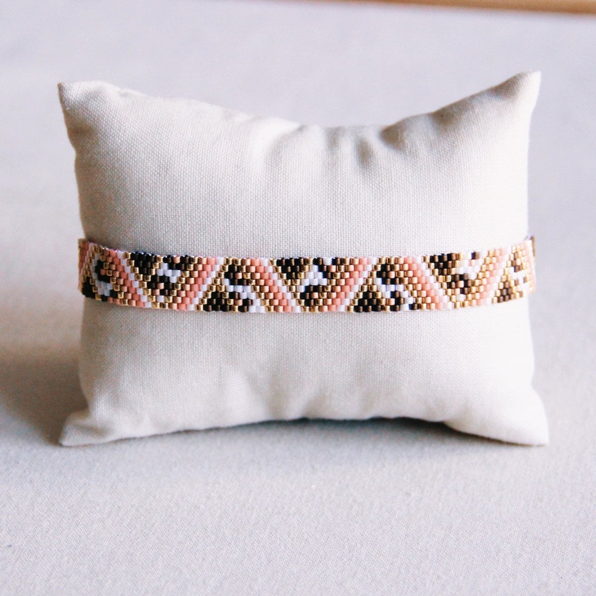Weaving bracelet with zigzag and leopard print - salmon/brown/white - Selva & Co