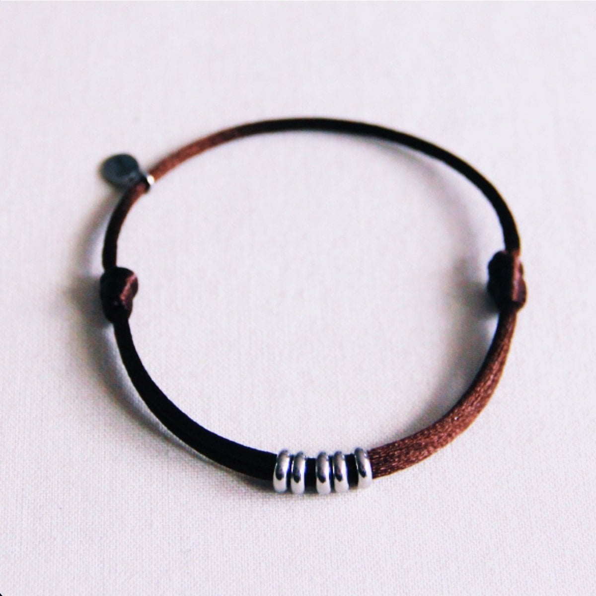 Satijnen armband met ringen – donkerbruin/zilver - Selva & Co