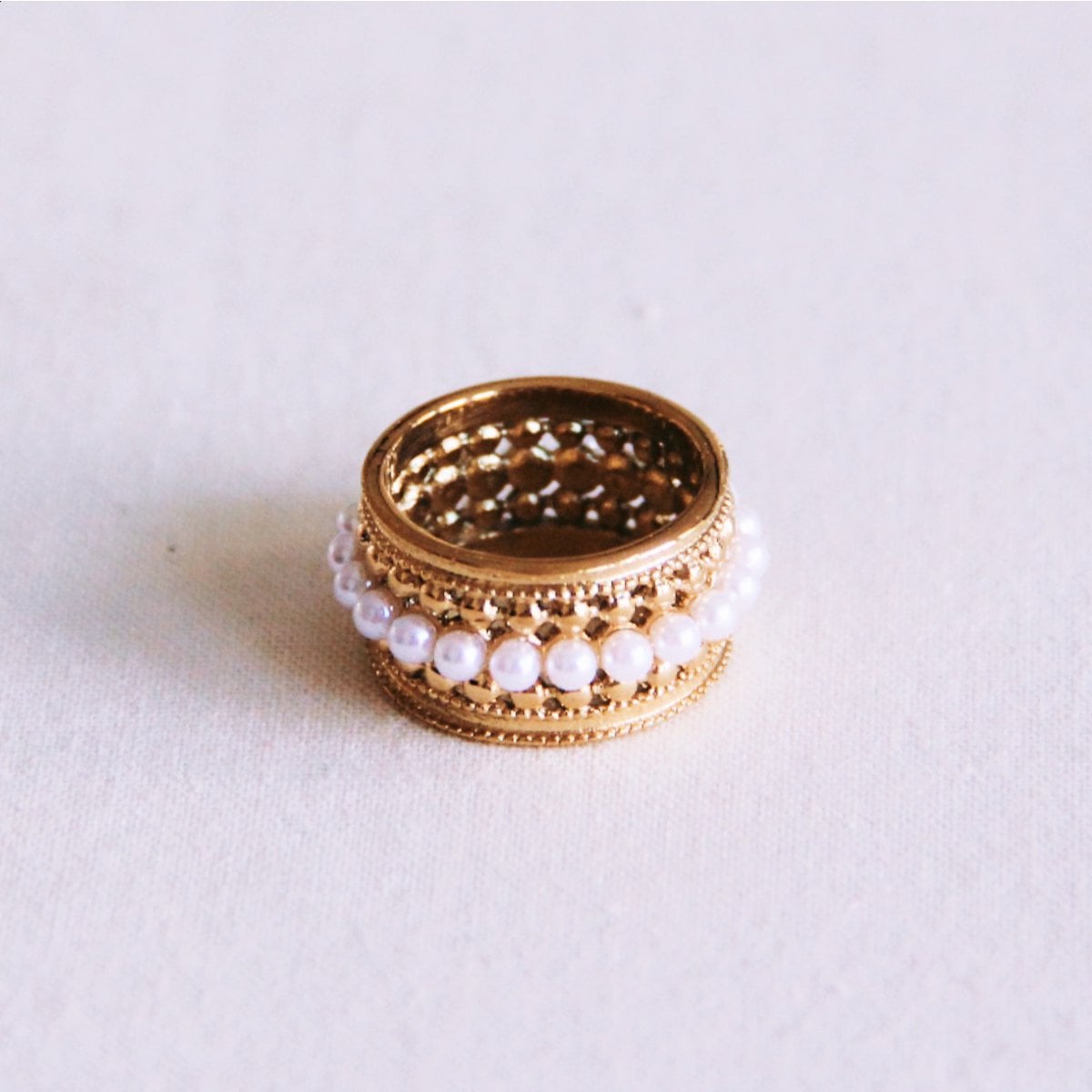 Statement ring met mini parels - goud/wit - Selva & Co