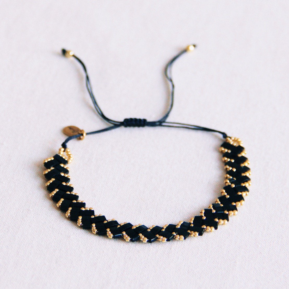 Gevlochten Tilabead-armband - zwart - Selva & Co