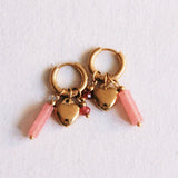 Brede oorbel met buis, facet en hart - roze - Selva & Co