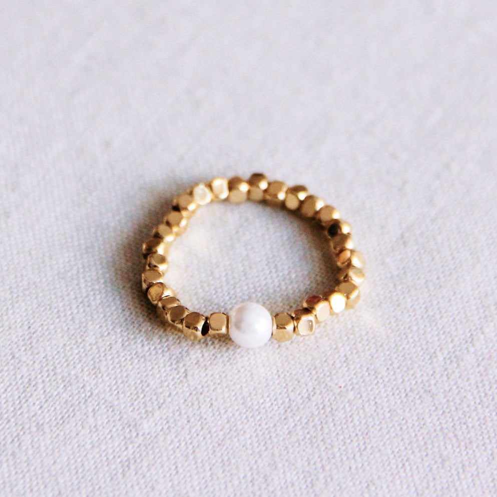 Elastic ring with natural stone - pearl/gold - Selva & Co