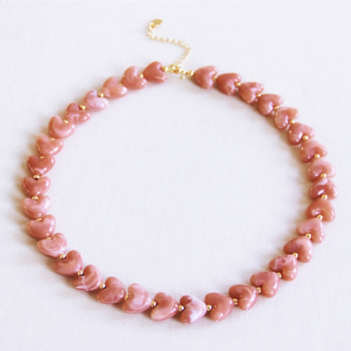 Kralenketting van hars harten - zalm - Selva & Co