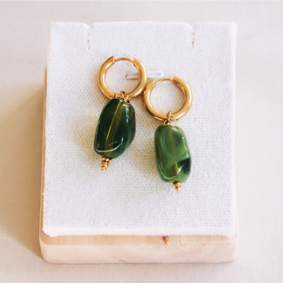 Brede oorring 'nugget' bedel - groen - Selva & Co