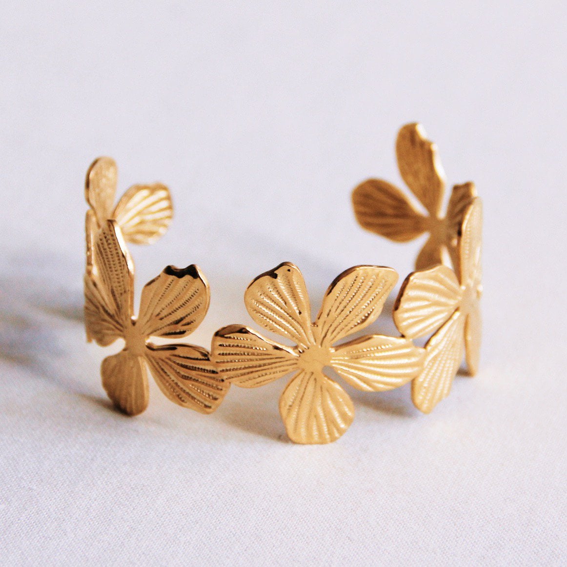 Bangle XL bloemen - goud - Selva & Co
